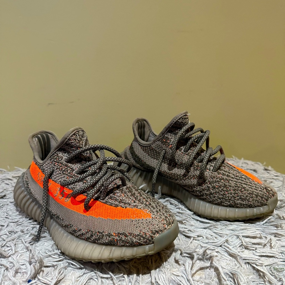 Adidas Yeezy Boost 350 V2 Beluga (GS)
Reflective/Steeple Grey/Solar Red